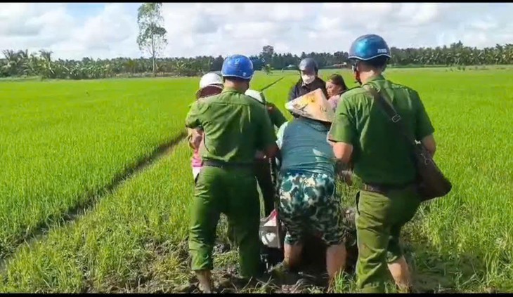 Khống chế 3 anh em phun thuốc vào công an- Ảnh 1.
