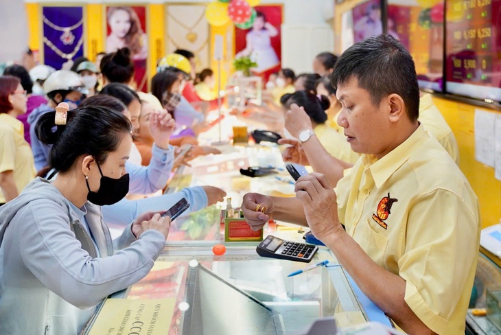 Giá vàng sáng 25/6 tiếp tục lao dốc, người mua tranh thủ 'bắt đáy'- Ảnh 1.