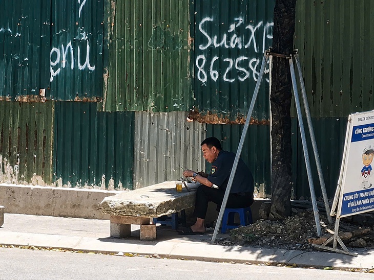 Hà Nội nóng như chảo lửa và cách người dân vật lộn với nắng nóng cực đoan- Ảnh 7.