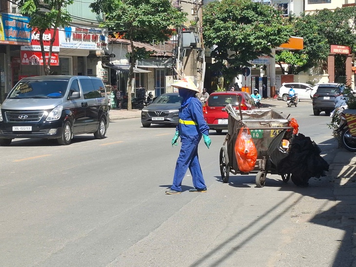 Hà Nội nóng như chảo lửa và cách người dân vật lộn với nắng nóng cực đoan- Ảnh 3.