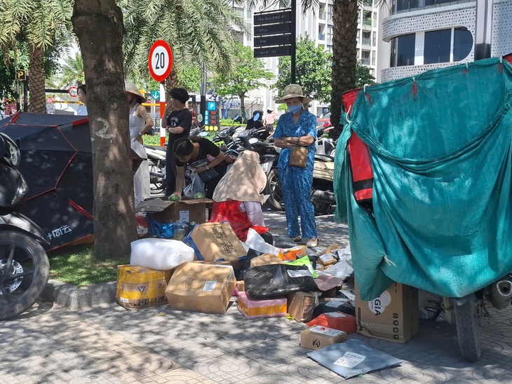 Hà Nội nóng như chảo lửa và cách người dân vật lộn với nắng nóng cực đoan- Ảnh 1.