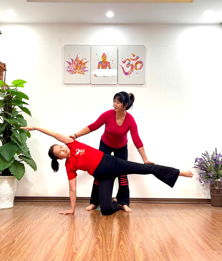 Yoga trị liệu Phạm Hằng: 'Mệt nghỉ, khó bỏ qua, đau dừng lại' – nguyên tắc tập luyện an toàn cho người đau lưng, cổ vai gáy- Ảnh 1.