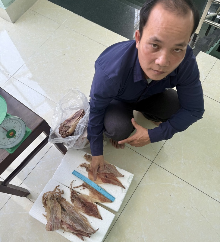 Khởi tố Nguyễn Văn Tuấn trộm mực khô giấu vào trong quần- Ảnh 1.