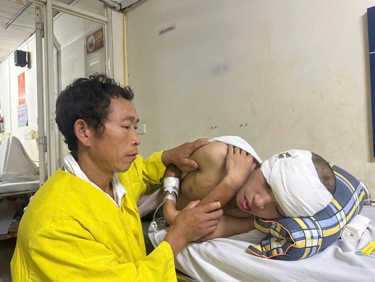 Chàng trai người H'Mông nghèo bị mắc bệnh hiểm nghèo cần sự trợ giúp- Ảnh 1.