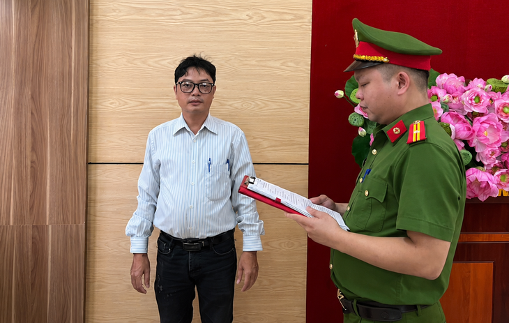 Điều khiển phương tiện đi lấn làn gây tai nạn chết người, tài xế ô tô bị khởi tố- Ảnh 1.