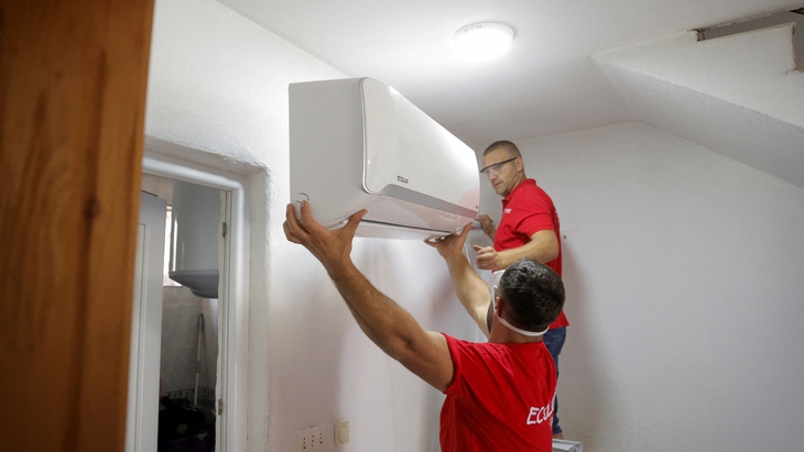 Doanh nghiệp điều hòa châu Á 'hái ra tiền' từ cái nóng kỷ lục ở châu Âu - Ảnh 1.
