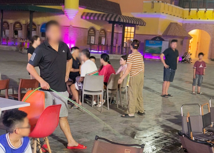 Du khách phản ánh bị xịt nước khi đang ăn uống ở Cửa Lò- Ảnh 1.