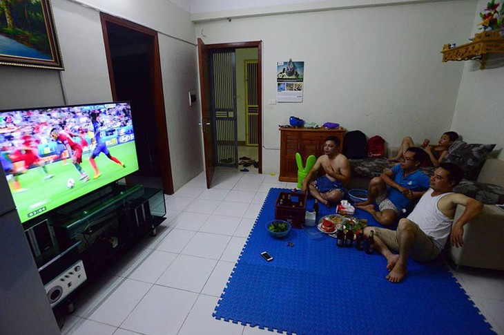 Thức đêm uống rượu bia xem World cup 2026 dễ kích hoạt biến cố tim mạch- Ảnh 2.
