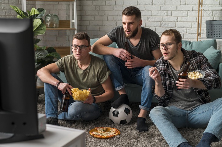 Thức đêm uống rượu bia xem World cup 2026 dễ kích hoạt biến cố tim mạch- Ảnh 1.