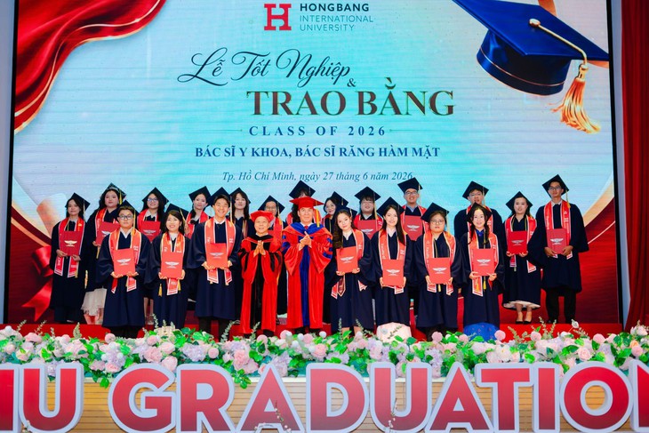 HIU trao bằng cho khóa Bác sĩ Y khoa đầu tiên- Ảnh 1.