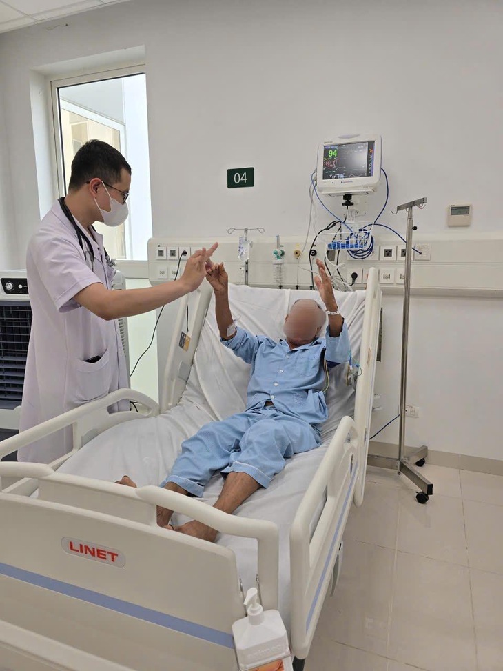 Bác sĩ Bệnh viện Bạch Mai cơ sở Ninh Bình cứu hai bệnh nhân đột quỵ trong 'thời gian vàng'- Ảnh 1.