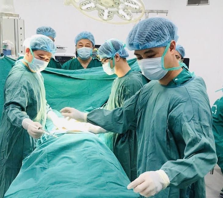 Bác sĩ Bệnh viện Bạch Mai cơ sở Ninh Bình mổ xuyên đêm cứu người đàn ông khỏi liệt- Ảnh 1.