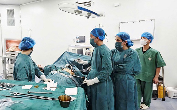 Đau bụng vùng hố chậu phải kéo dài 1 tuần, nam thanh niên bất ngờ được phát hiện viêm ruột thừa vỡ - Ảnh 2.