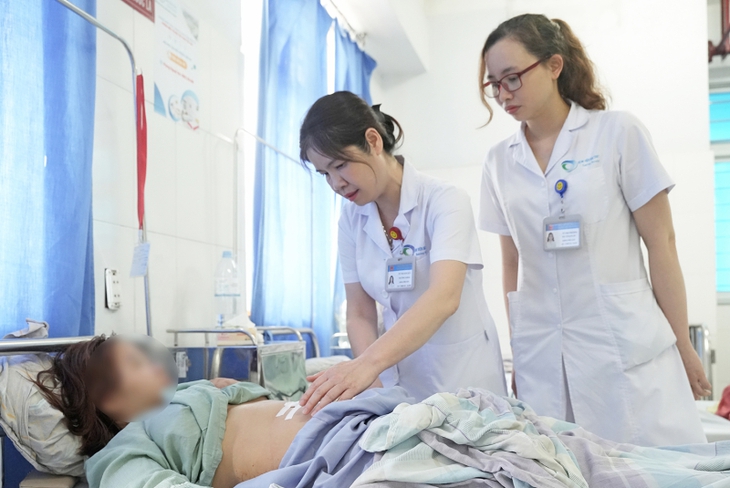 Cấp cứu nữ du khách trẻ với khối u buồng trứng xoắn kích thước lớn - Ảnh 1.