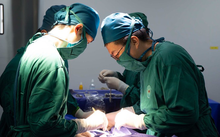 Ngã từ độ cao 3 mét, thiếu niên 16 tuổi vỡ lách độ V nghiêm trọng- Ảnh 3.