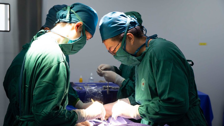Ngã từ tầng 3, bé trai 7 tuổi nguy kịch vì vỡ lách- Ảnh 1.