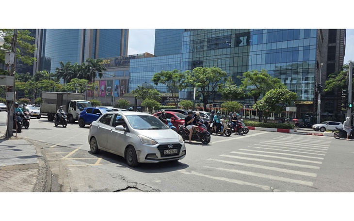 Cảnh báo dông lốc nội thành Hà Nội- Ảnh 2.