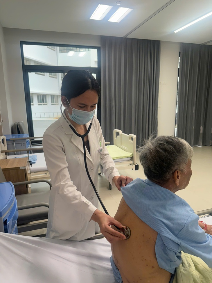 Điều trị ung thư ngay tại quê nhà: Người bệnh đầu tiên hưởng lợi từ mô hình Bạch Mai 'hai cơ sở là một'- Ảnh 1.