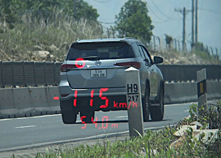 Tài xế chạy 115km/h trên cao tốc nhận mức phạt khủng, chủ xe cũng không thoát tội- Ảnh 2.