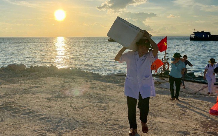 Chiến sĩ Vùng 4 Hải quân làm sạch biển, chăm sóc 8.000 cây dừa giống cho Trường Sa- Ảnh 4.