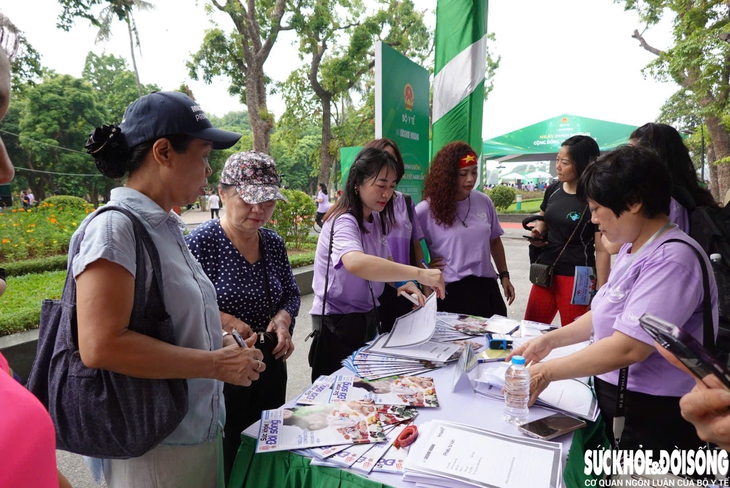Hàng trăm người được tư vấn sức khỏe tại Ngày Dinh dưỡng cộng đồng Việt Nam lần 7- Ảnh 2.