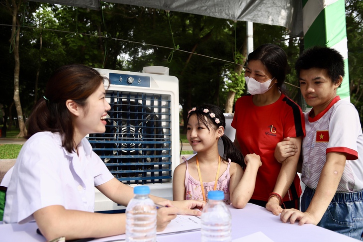 Trẻ em thành thị ăn thừa năng lượng nhưng thiếu vi chất - Ảnh 1.