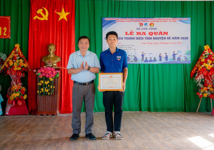 Khen thưởng nam sinh lao xuống biển cứu bé gái bị sóng cuốn- Ảnh 1.
