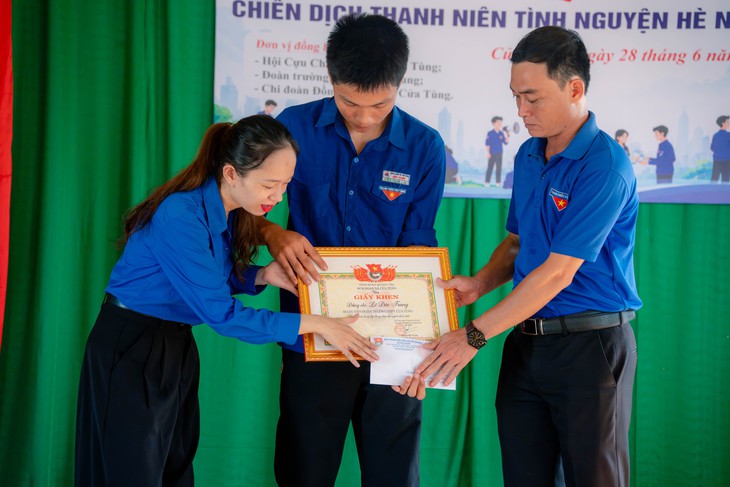Khen thưởng nam sinh lao xuống biển cứu bé gái bị sóng cuốn- Ảnh 2.