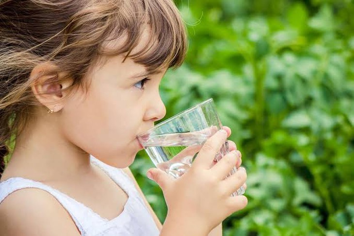 Cách tính lượng nước cần uống trong ngày cho trẻ em cực kỳ dễ nhớ - Ảnh 1.