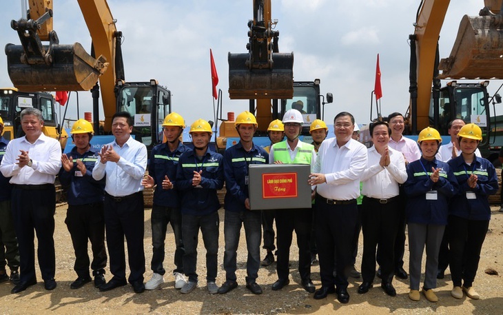 Phó Thủ tướng Thường trực Phạm Gia Túc dự lễ khởi công 2 dự án nhà ở xã hội tại Hưng Yên- Ảnh 2.