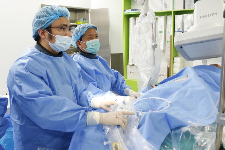 Một buổi chiều, bác sĩ Bệnh viện Bạch Mai cơ sở Ninh Bình thực hiện thành công 5 ca can thiệp mạch vành- Ảnh 1.
