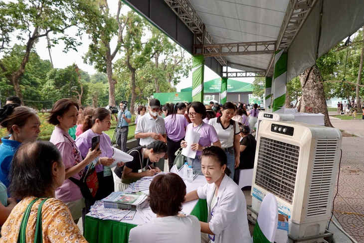 Hàng trăm người được tư vấn sức khỏe tại Ngày Dinh dưỡng cộng đồng Việt Nam lần 7- Ảnh 1.