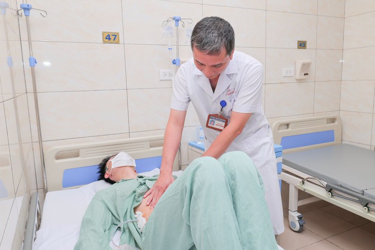 Đau bụng vùng hố chậu phải kéo dài 1 tuần, nam thanh niên bất ngờ được phát hiện viêm ruột thừa vỡ - Ảnh 1.