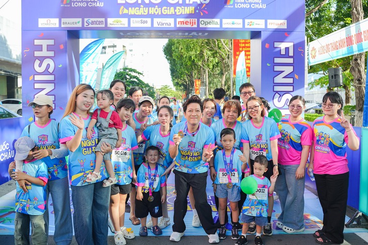 Hơn 2.000 thành viên từ các gia đình ba thế hệ cùng Trường Giang, Lương Thế Thành, Lê Phương khuấy động 'Ngày hội gia đình' Long Châu - Ảnh 1.