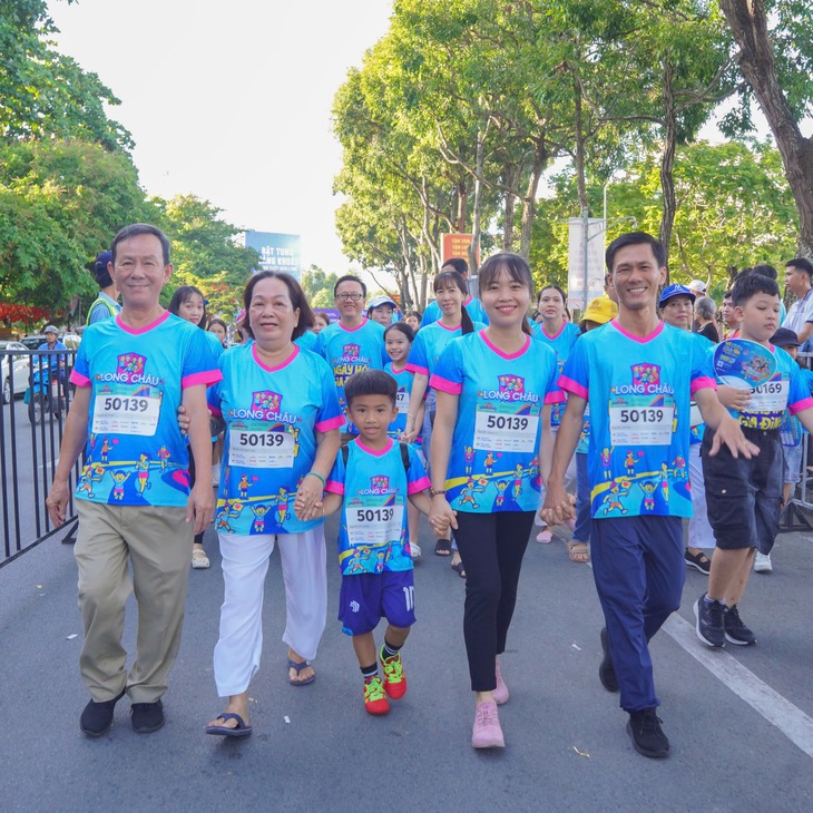 Hơn 2.000 thành viên từ các gia đình ba thế hệ cùng Trường Giang, Lương Thế Thành, Lê Phương khuấy động 'Ngày hội gia đình' Long Châu - Ảnh 7.