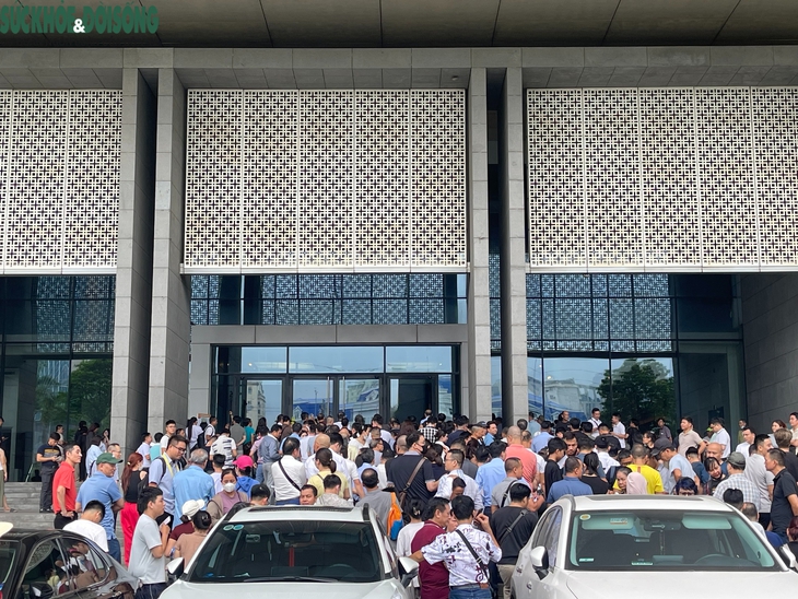Đông nghịt người dân đến xem Quy hoạch Thủ đô Hà Nội tầm nhìn 100 năm - Ảnh 1.