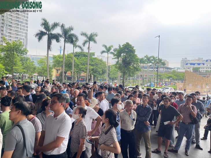 Đông nghịt người dân đến xem Quy hoạch Thủ đô Hà Nội tầm nhìn 100 năm - Ảnh 2.