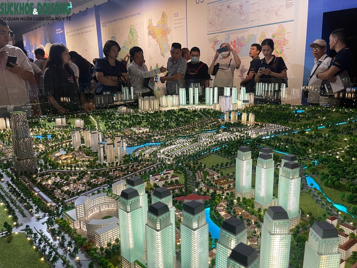 Đông nghịt người dân đến xem Quy hoạch Thủ đô Hà Nội tầm nhìn 100 năm - Ảnh 7.