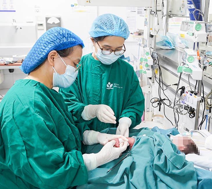 Bé trai ngoại quốc bị vàng da sơ sinh hiếm gặp được bác sĩ Việt cứu sống ngoạn mục - Ảnh 1.