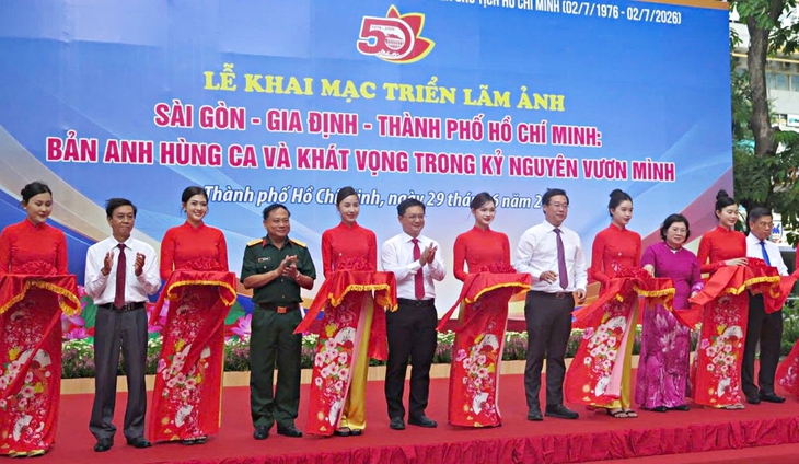 TPHCM: Triển lãm ảnh kể hành trình 50 năm của Thành phố mang tên Bác- Ảnh 1.