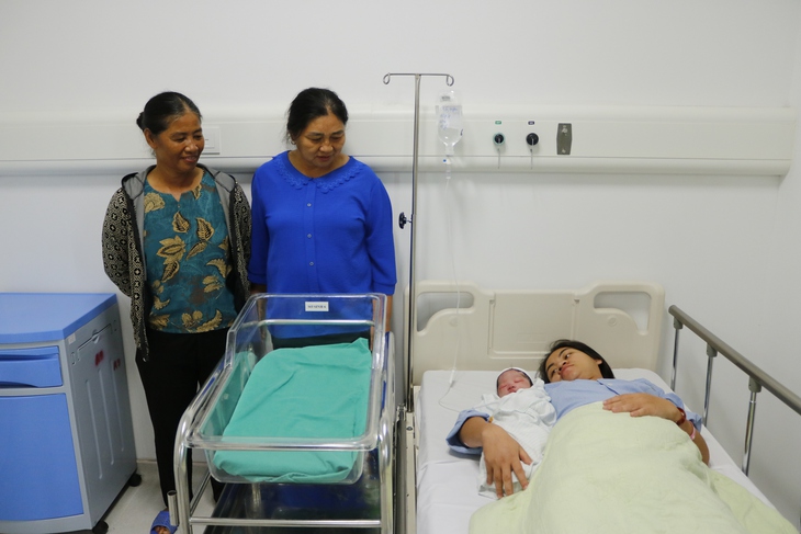 Tiếng khóc chào đời đầu tiên của bé trai 3,9kg tại Bệnh viện Bạch Mai cơ sở Ninh Bình- Ảnh 1.