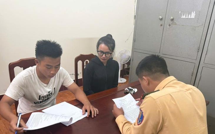 Quảng Ninh: Xử lý nữ sinh dùng chân điều khiển xe máy điện trên đường- Ảnh 3.