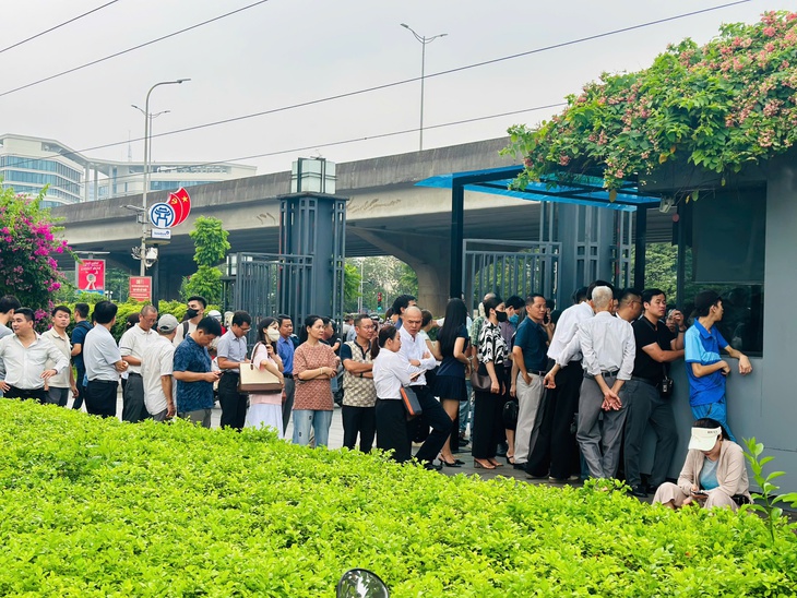 Xếp hàng dài xem Quy hoạch tổng thể Thủ đô Hà Nội tầm nhìn 100 năm hấp dẫn - Ảnh 2.