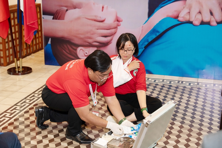 Hơn 22.000 dược sĩ Long Châu sẽ được đào tạo để trở thành tình nguyện viên sơ cấp cứu cộng đồng- Ảnh 5. Hơn 22.000 dược sĩ Long Châu sẽ được đào tạo để trở thành tình nguyện viên sơ cấp cứu cộng đồng- Ảnh 5.