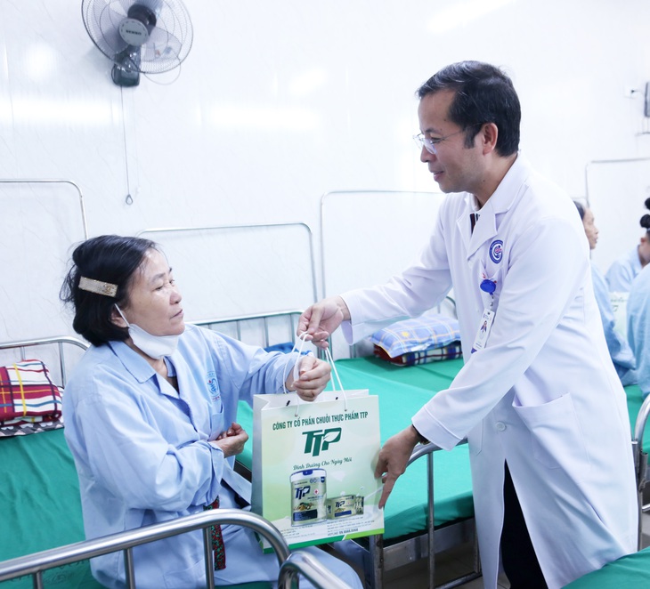 Trao yêu thương đến bệnh nhân khó khăn đang điều trị tại các cơ sở y tế ở Nghệ An- Ảnh 7. Trao yêu thương đến bệnh nhân khó khăn đang điều trị tại các cơ sở y tế ở Nghệ An- Ảnh 7.