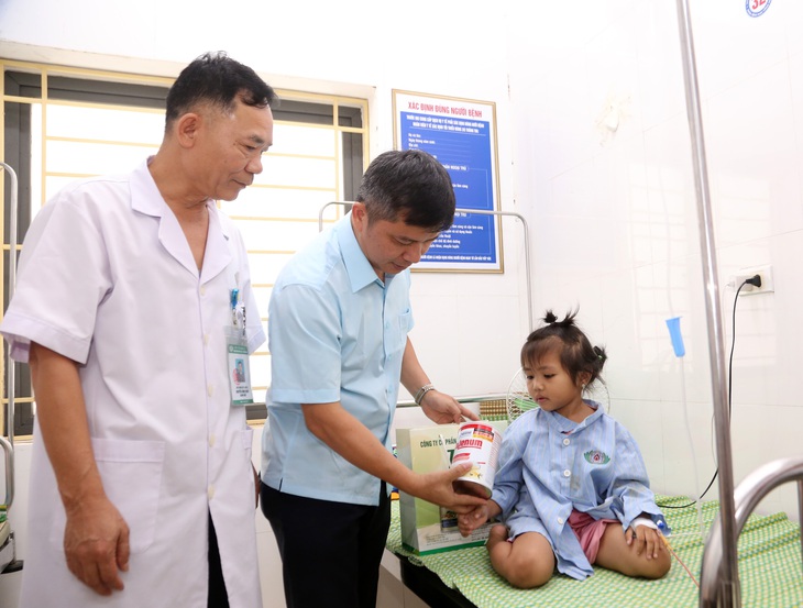 Trao yêu thương đến bệnh nhân khó khăn đang điều trị tại các cơ sở y tế ở Nghệ An- Ảnh 3. Trao yêu thương đến bệnh nhân khó khăn đang điều trị tại các cơ sở y tế ở Nghệ An- Ảnh 3.