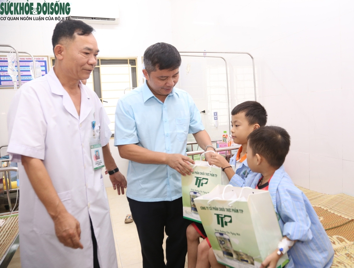 Trao yêu thương đến bệnh nhân khó khăn đang điều trị tại các cơ sở y tế ở Nghệ An- Ảnh 1. Trao yêu thương đến bệnh nhân khó khăn đang điều trị tại các cơ sở y tế ở Nghệ An- Ảnh 1.