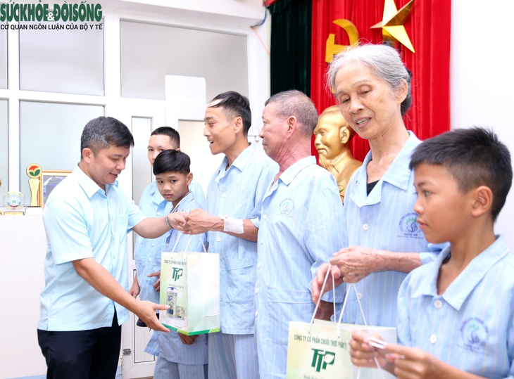 Trao yêu thương đến bệnh nhân khó khăn đang điều trị tại các cơ sở y tế ở Nghệ An- Ảnh 4. Trao yêu thương đến bệnh nhân khó khăn đang điều trị tại các cơ sở y tế ở Nghệ An- Ảnh 4.