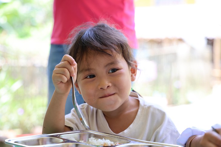 Dinh dưỡng học đường: Từ bữa ăn bán trú đến thay đổi hành vi chăm sóc trẻ- Ảnh 1. Dinh dưỡng học đường: Từ bữa ăn bán trú đến thay đổi hành vi chăm sóc trẻ- Ảnh 1.
