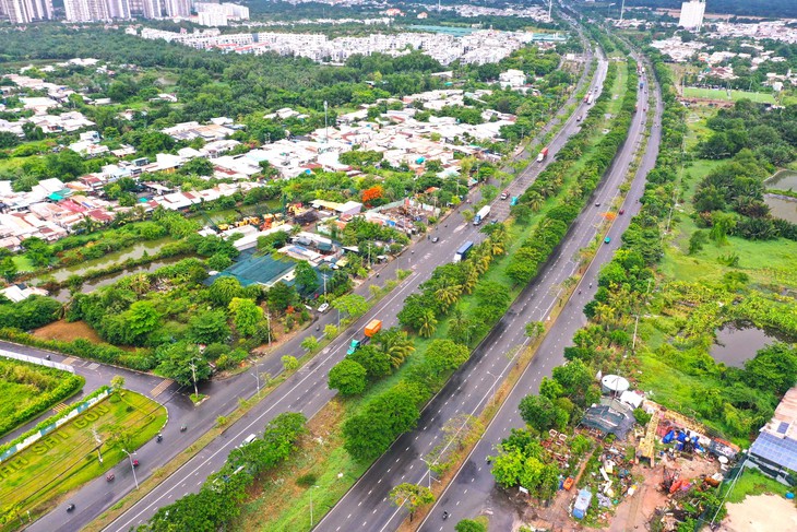 Toàn cảnh đại lộ Nguyễn Văn Linh trước đề xuất xây dựng đường trên cao- Ảnh 6.